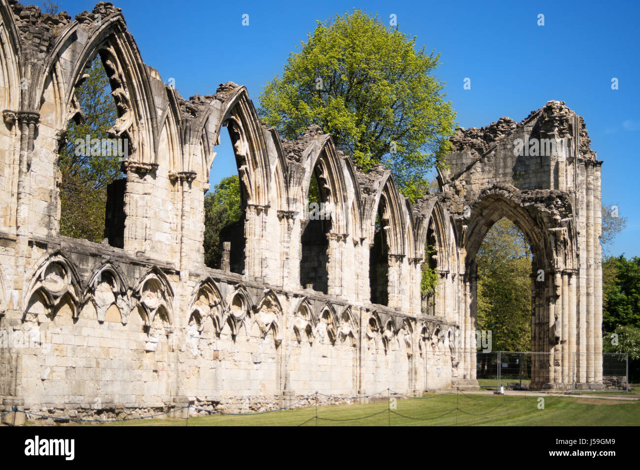 Die verfallenen Mauern von St. Mary's Abbey, York Museum Gardens, York, England, Großbritannien Stockfoto