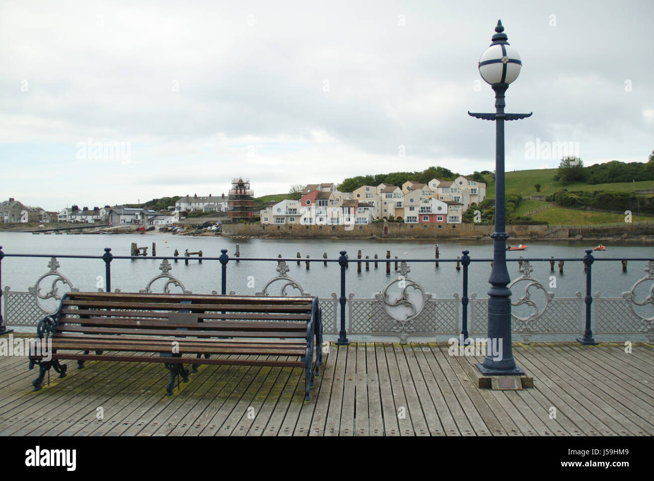Swanage, UK - 12 Mai: eine öffentliche Bank auf dem Swanage Pier. Gesamtansicht der Küste Stadt von Swanage in Dorset, England.  © David Mbiyu/Alamy Live-Nachrichten Stockfoto
