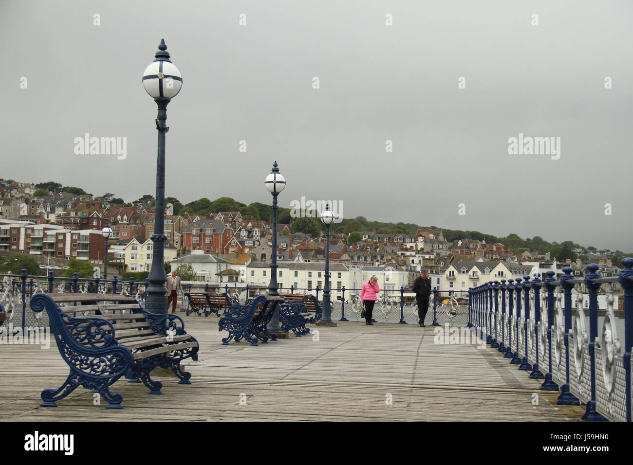 Swanage, ENGLAND - 12. Mai: öffentliche Bänke auf der Swanage Pier. Allgemeine Ansicht des ​The Küstenstadt ​Swanage​ in Dorset, England. ​ © David Mbiyu/Alamy leben Nachrichten Stockfoto