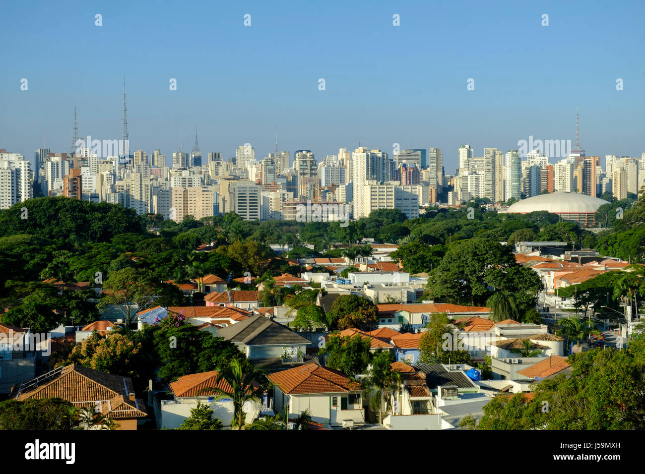 Anzeigen von Wohngebäuden in den wohlhabenden Jardim Paulista (Jardins) und den Wolkenkratzern der Avenida Paulista in Sao Paulo. Stockfoto
