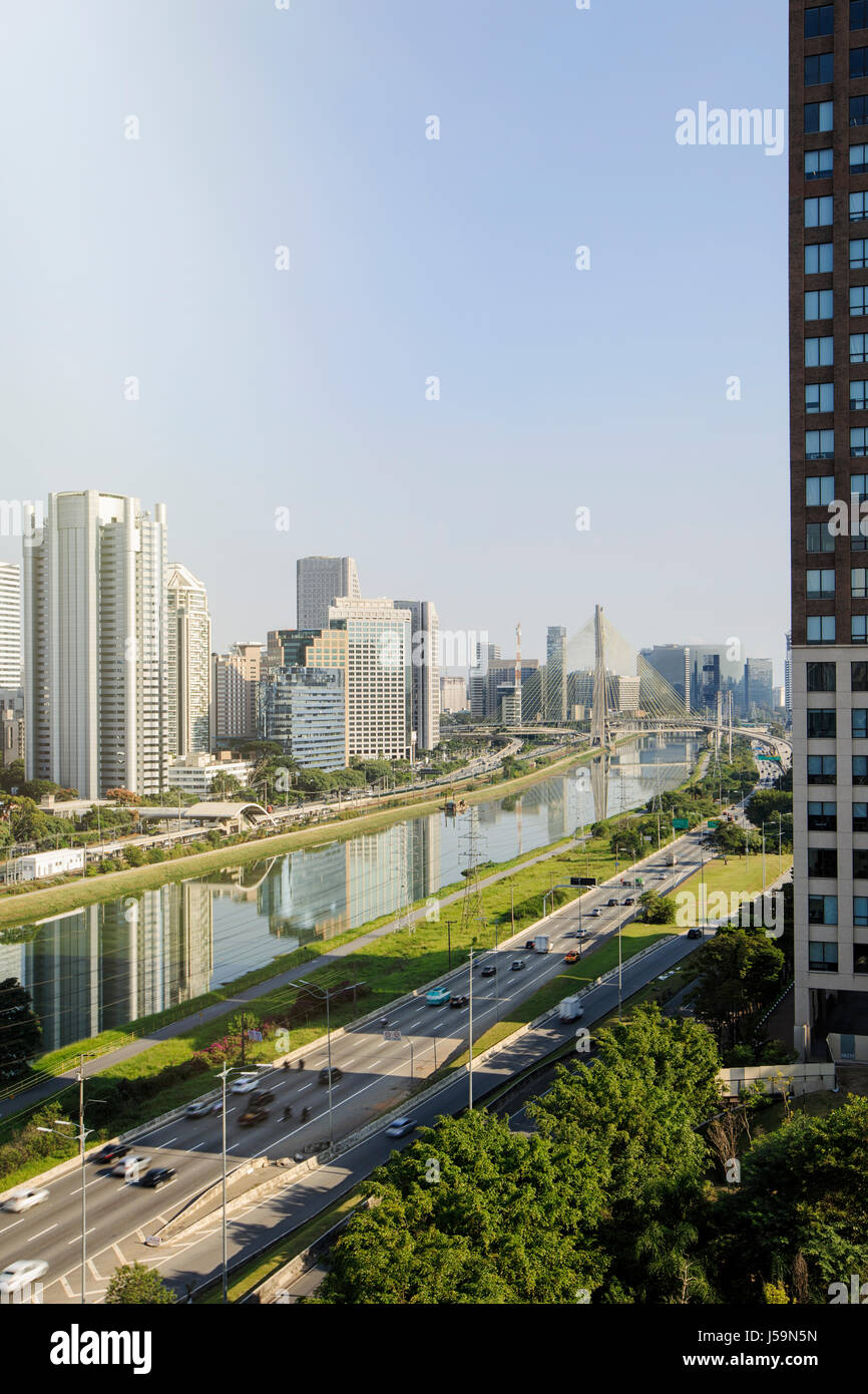 Sao Paulo - Fluss Pinheiros und Wolkenkratzer neue Zentrum in Brooklin am und rund um Engenheiro Luis Carlos Berrini Avenue Stockfoto