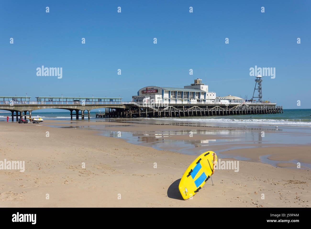 Bournemouth Pier vom Weststrand, Bournemouth, Dorset, England, Vereinigtes Königreich Stockfoto