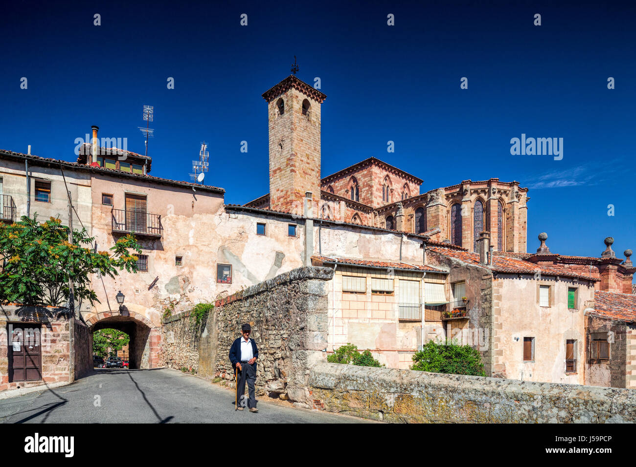 Toril Tor (Puerta del Toril) und Kathedrale, SigUenza, Guadalajara, Spanien Stockfoto