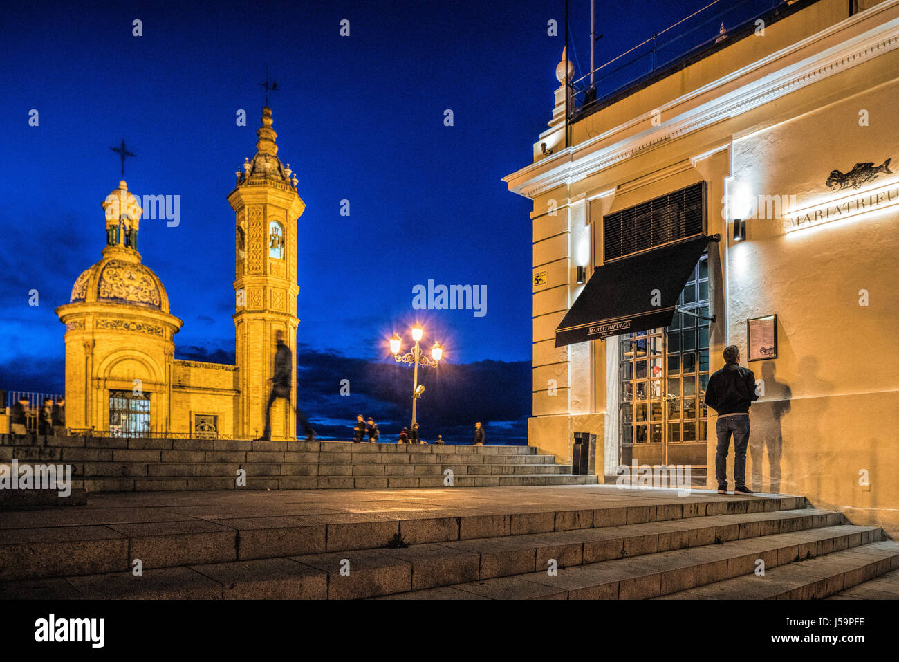 Capillita del Carmen, Triana-Brücke in der Abenddämmerung, Sevilla, Spanien Stockfoto