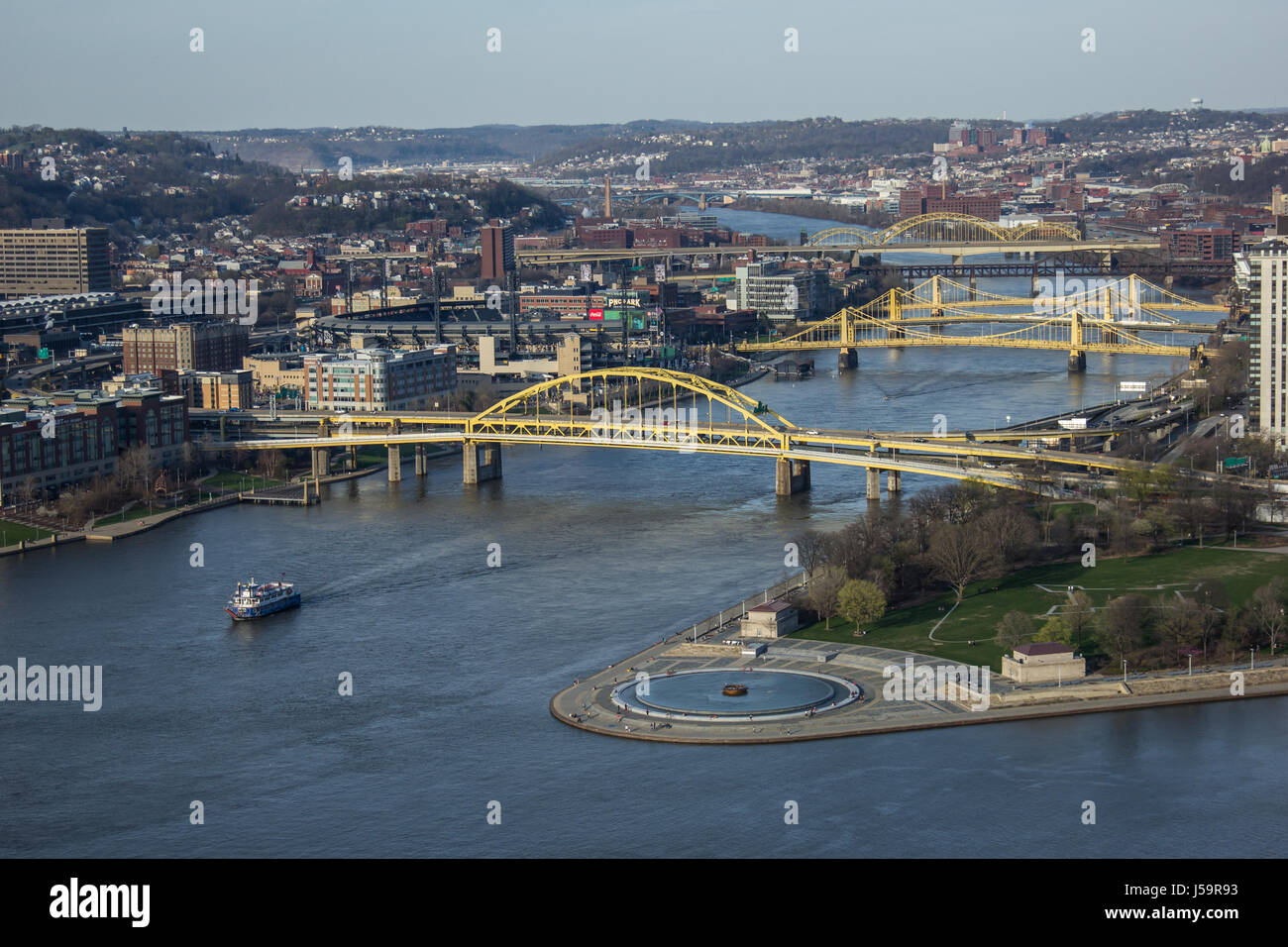 Pittsburgh Skyline der Stadt von der Spitze der Duquesne Incline, Mount Washington bei Sonnenuntergang mit Blick auf die Brücken und den Punkt Park Brunnen. Stockfoto