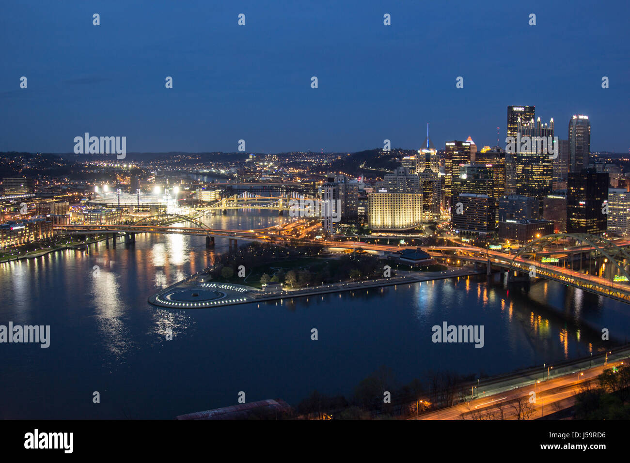Skyline von Pittsburgh vom oberen Rand der Duquesne Incline, Mount Washington in der Nacht mit Blick auf die Brücken und den Punkt Park Brunnen. Stockfoto