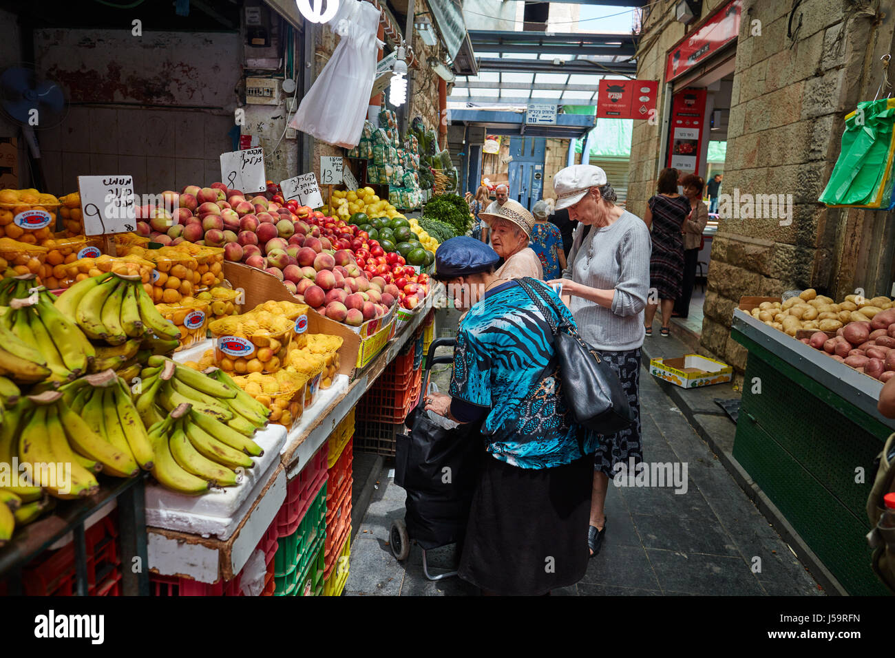 Jerusalem 15.05.2017 - Menschen kaufen Lebensmittel auf dem Jerusalem Mahane Yehuda Markt Stockfoto