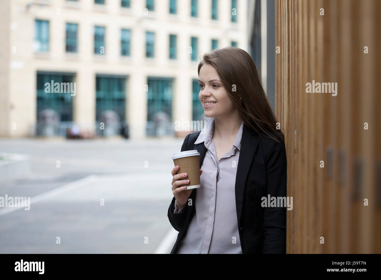 Porträt einer schönen Geschäftsfrau in intelligente Business-Anzug. Kaukasische Geschäftsfrau in modernen Stadt draußen. Stockfoto