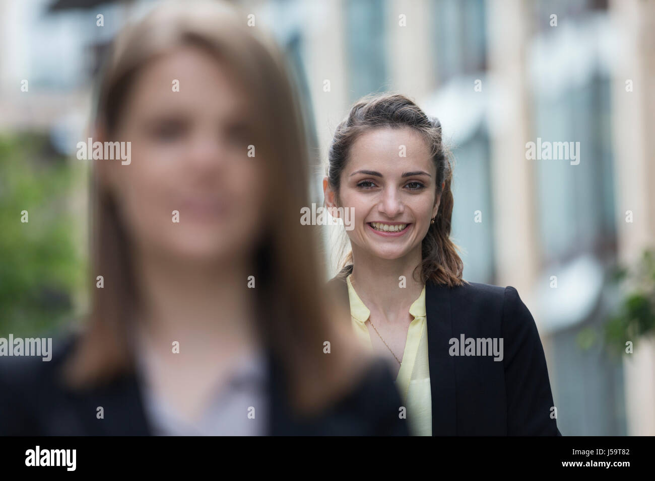 Porträt von zwei kaukasischen Geschäftsfrauen. Lookingdirectly in die Kamera. Stockfoto
