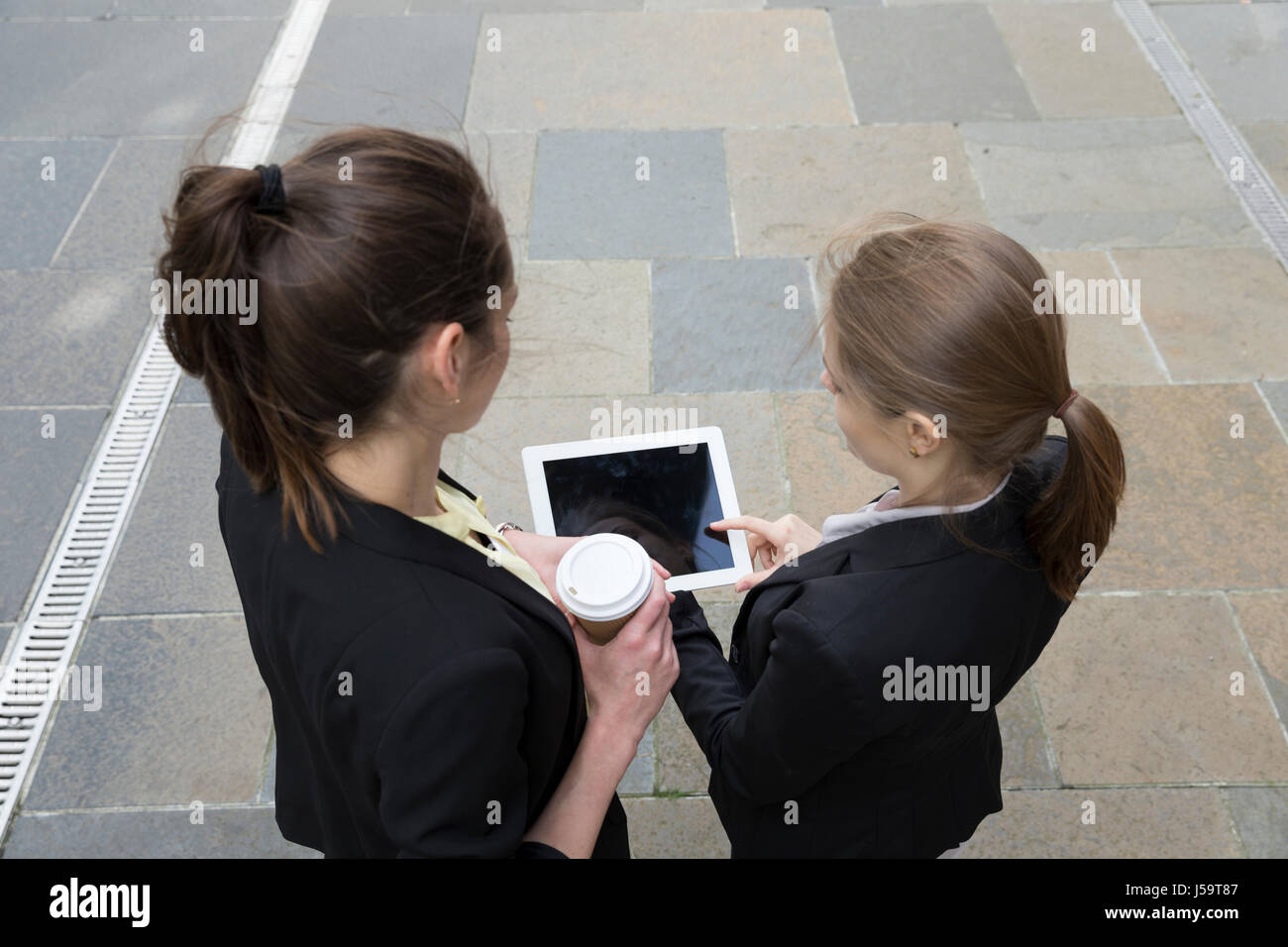 Erhöhten Blick auf zwei kaukasischen Geschäftsfrauen mit digitalen Tablettcomputer. Stockfoto