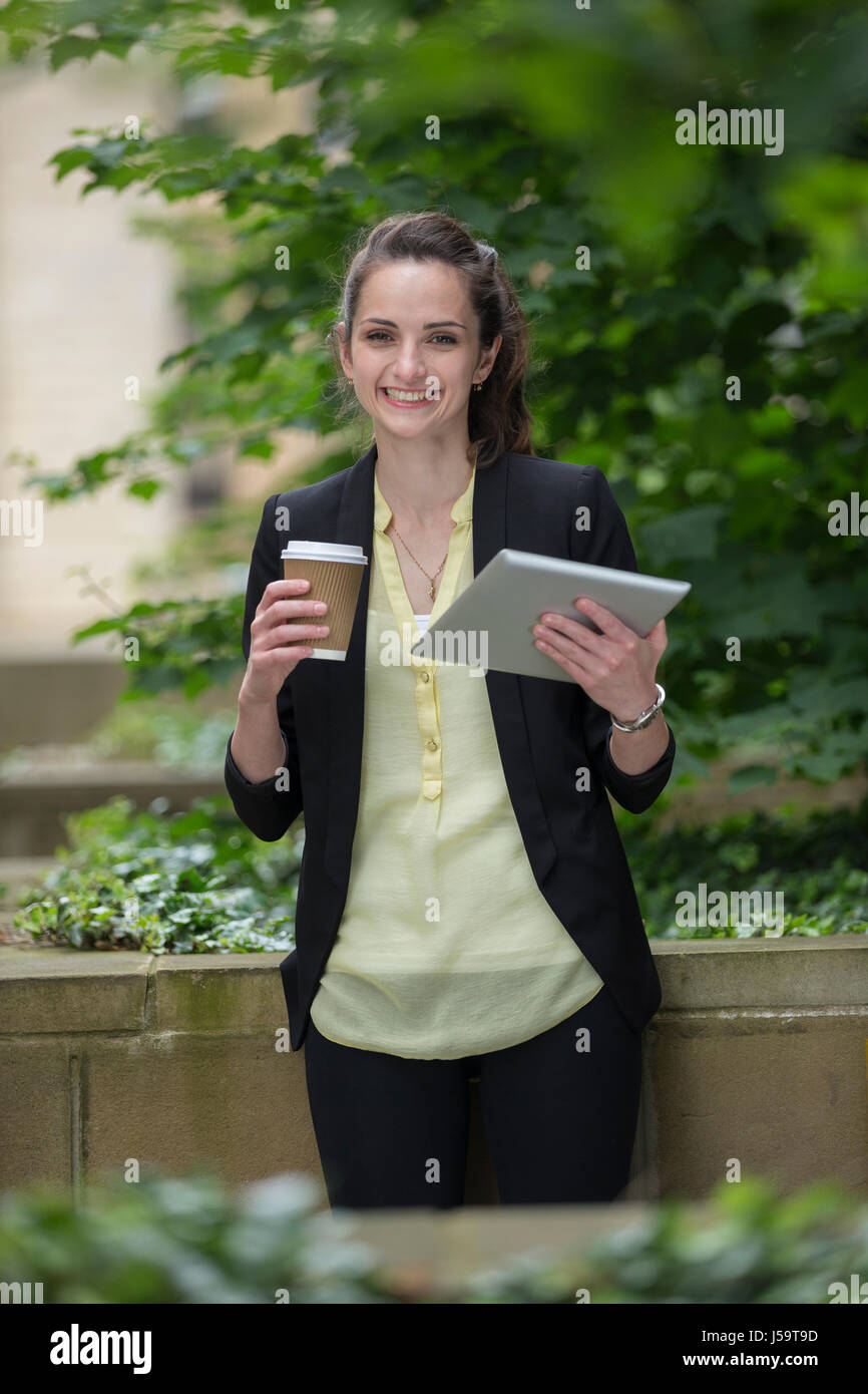 Kaukasische Geschäftsfrau mit digitalen Tablettcomputer. Business-Frau in modernen Stadt draußen. Stockfoto