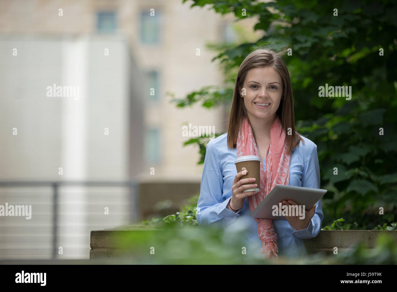 Kaukasische Geschäftsfrau mit digitalen Tablettcomputer. Business-Frau in modernen Stadt draußen. Stockfoto