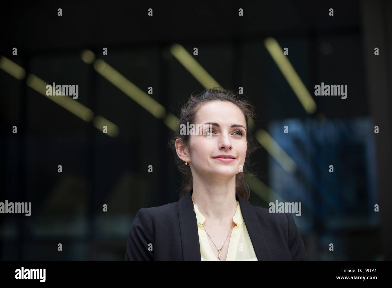 Porträt einer schönen Geschäftsfrau in intelligente Business-Anzug. Kaukasische Geschäftsfrau in modernen Stadt draußen. Stockfoto