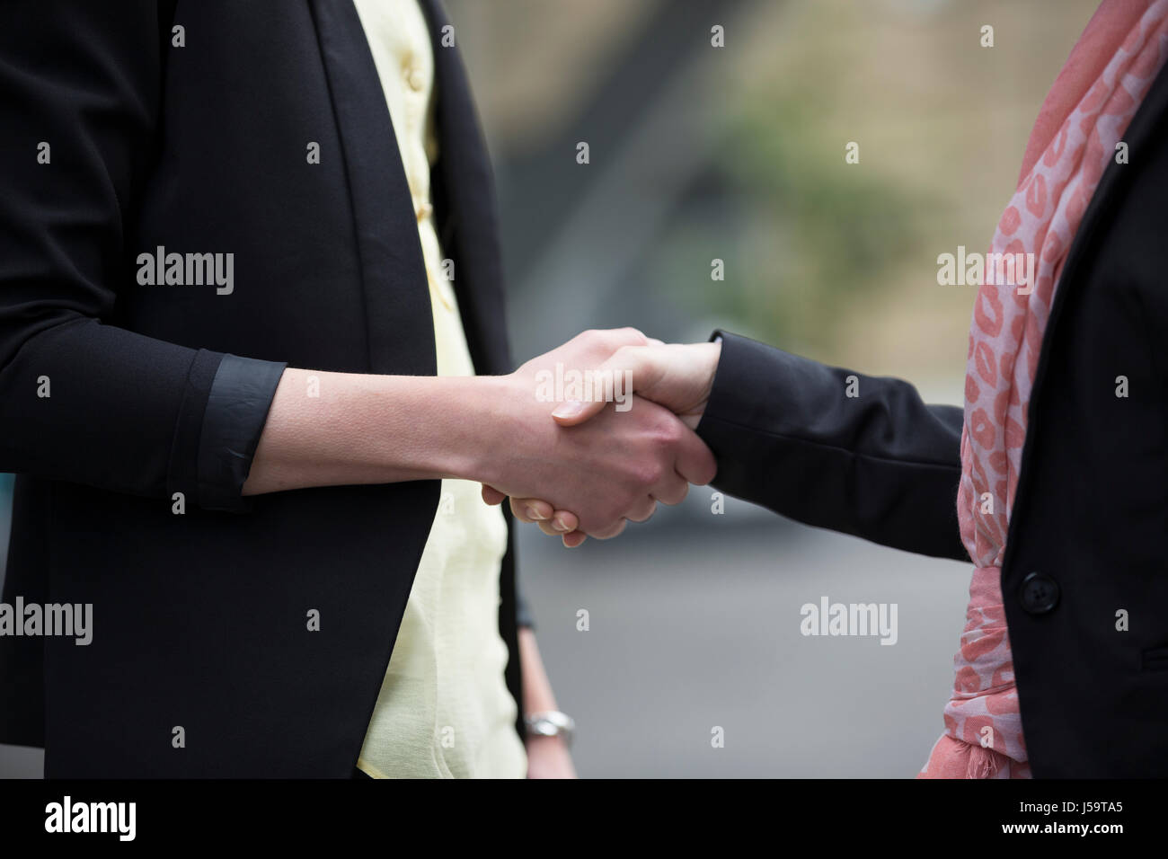 Nahaufnahme von zwei kaukasischen Geschäftsfrauen Händeschütteln. Stockfoto