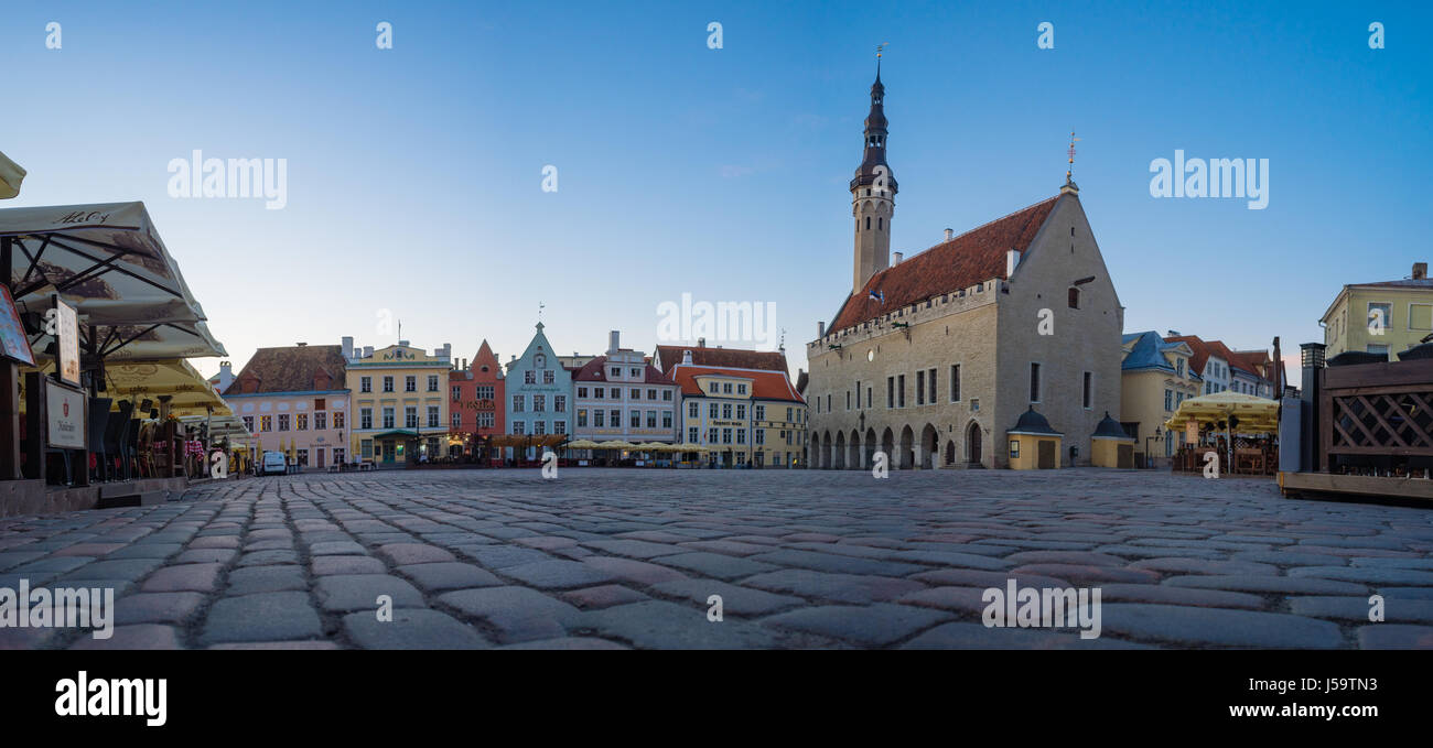 Tallinn, Estland - 7. Mai 2017: Panorama von Rathaus und Raekoja-Platz bis zum frühen Morgen. Stockfoto
