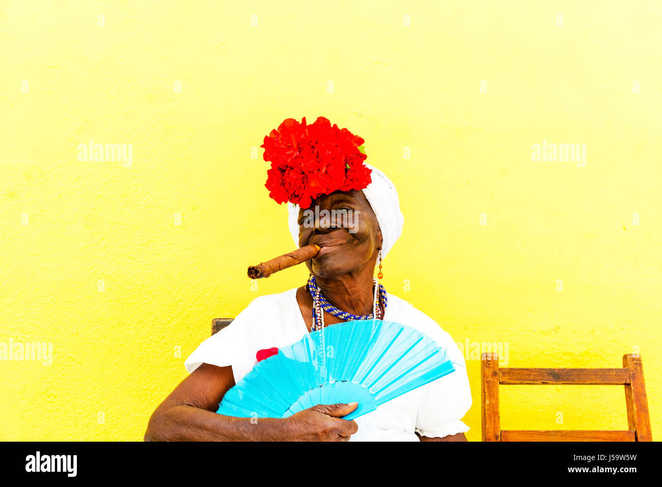 Kubanische Frau mit Zigarre im Mund posieren für Touristen verdienen Geld für Fotos Kuba Havanna Frau Zigarre mit Ventilator karibische Frau posiert Stockfoto