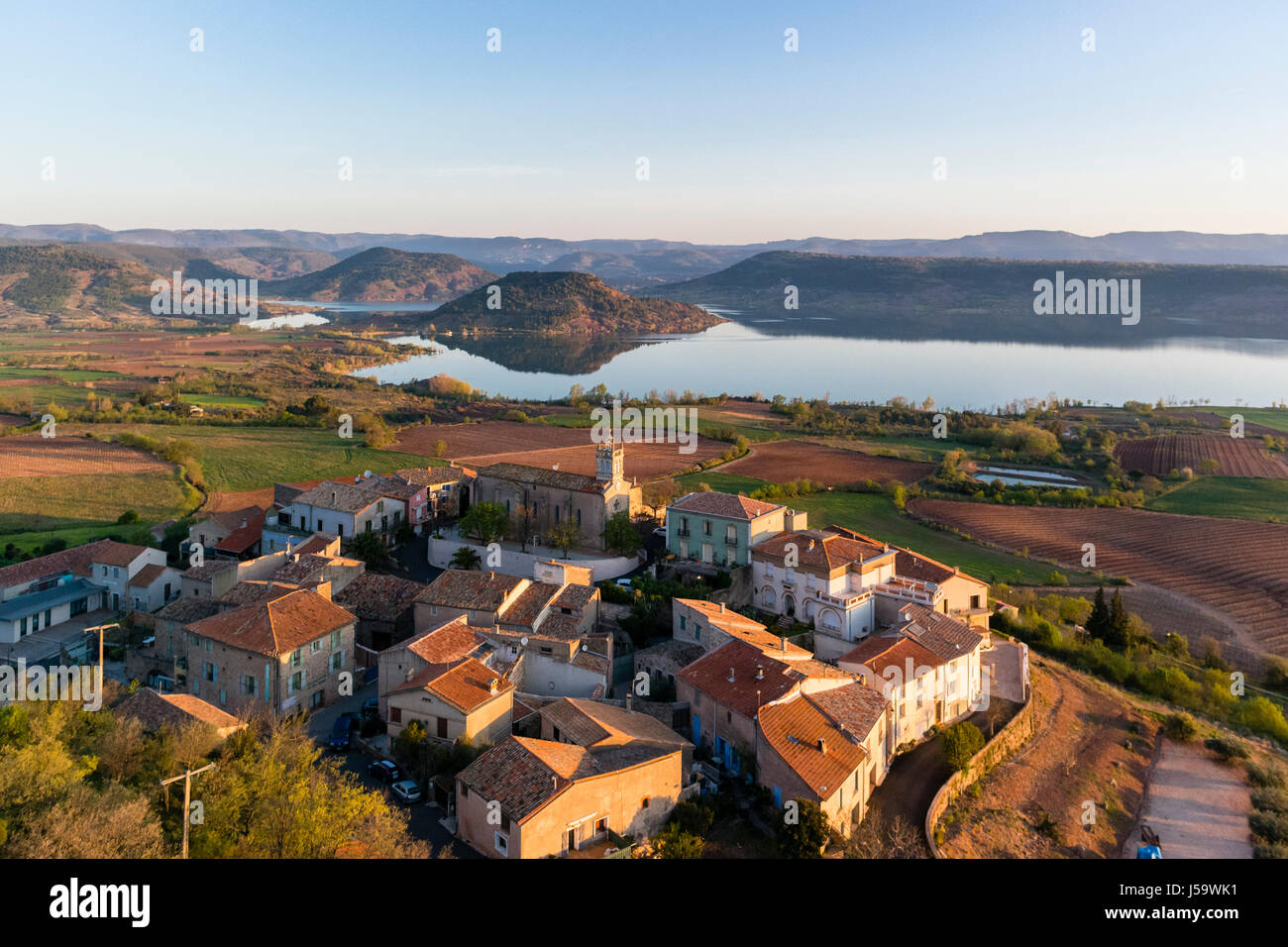 Frankreich, Herault, Liausson, Dorf und Salagou See (Luftbild) Stockfoto