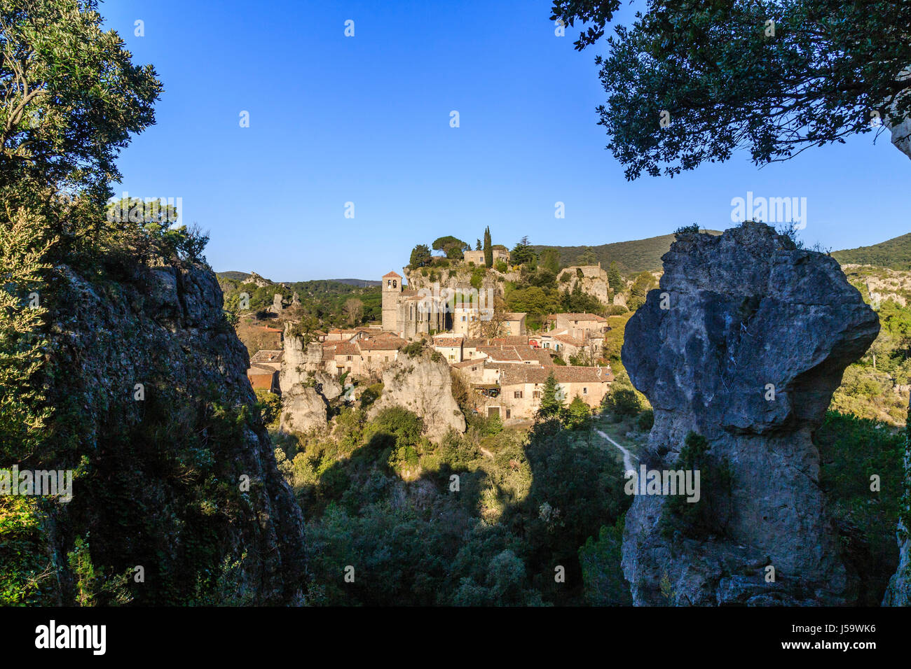 Frankreich, Hérault (34), Mourèze, le Village Vu Depuis le Cirque de Mourèze / / Frankreich, Herault, Moureze, das Dorf von den Cirque de Moureze gesehen Stockfoto