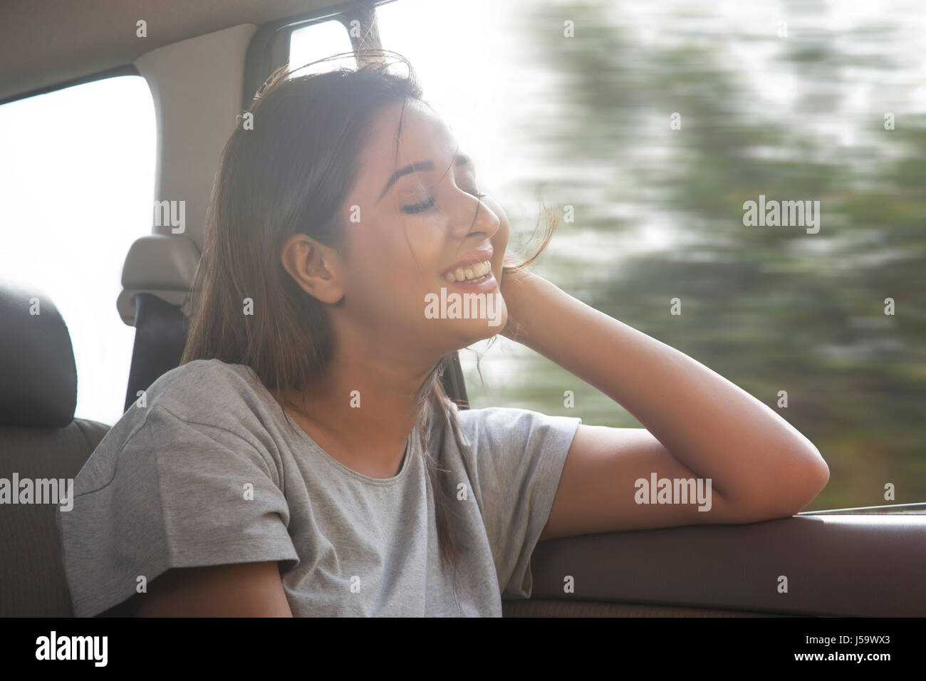 Schöne Frauen im Auto Haar bekommt durch den Wind geblasen Stockfoto
