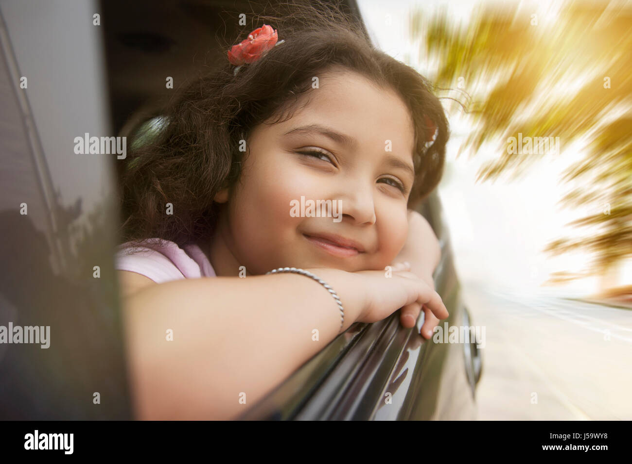 Glückliches Mädchen suchen Autofenster Stockfoto