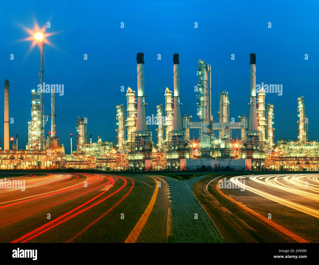 schöne Beleuchtung des Öl-Raffinerie-Anlage im Bun petrochemicaly Industrie Immobilien Einsatz für Kraft, Energie und Erdöl-Industrie-Thema Stockfoto