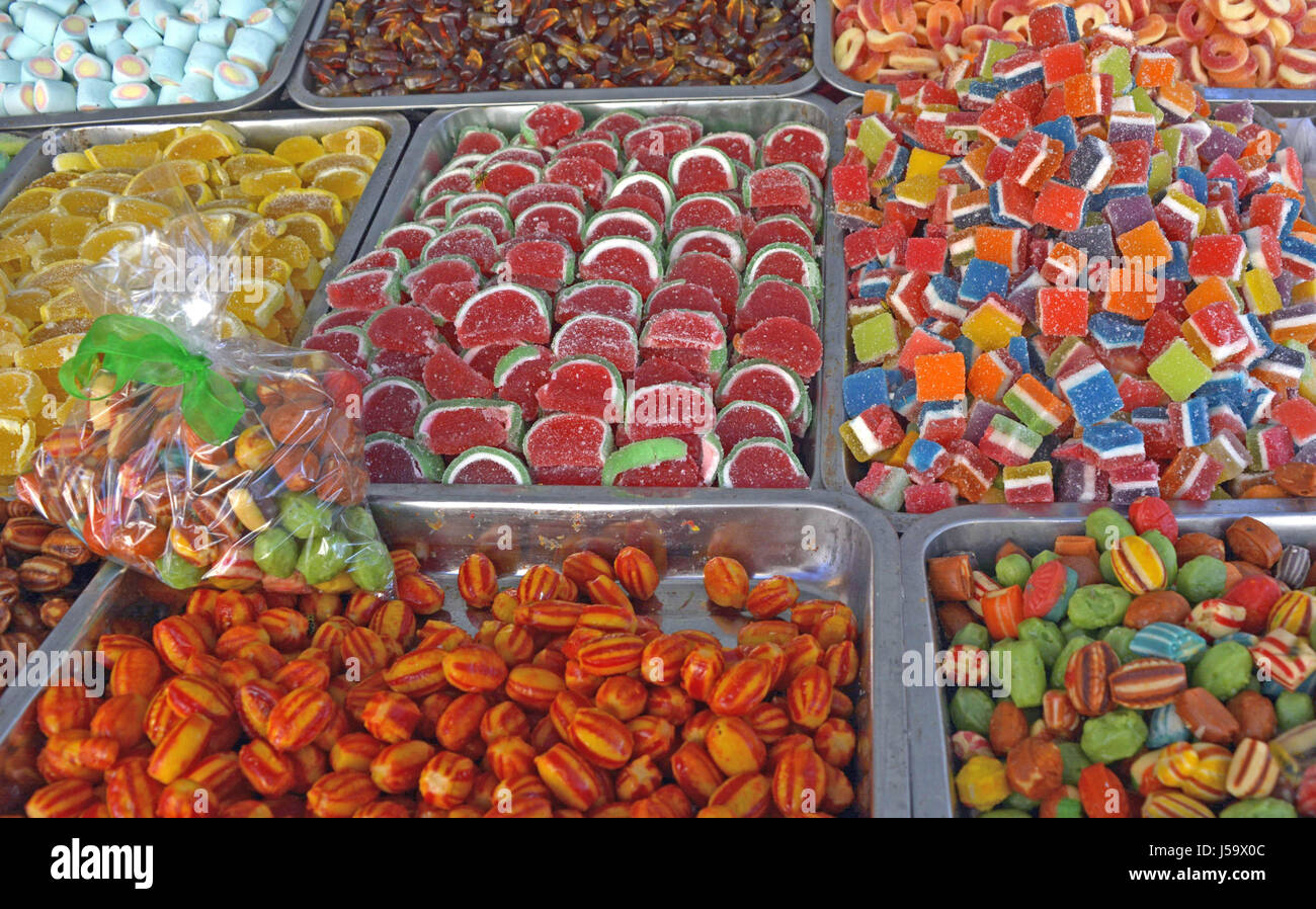 Schön bunt, süß und in verschiedenen Formen seidene Süßigkeiten zum Verkauf ausgesetzt. Stockfoto