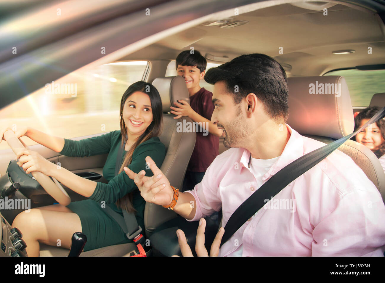 Mutter ein Auto zu fahren, während einer Fahrt mit der Familie Stockfoto