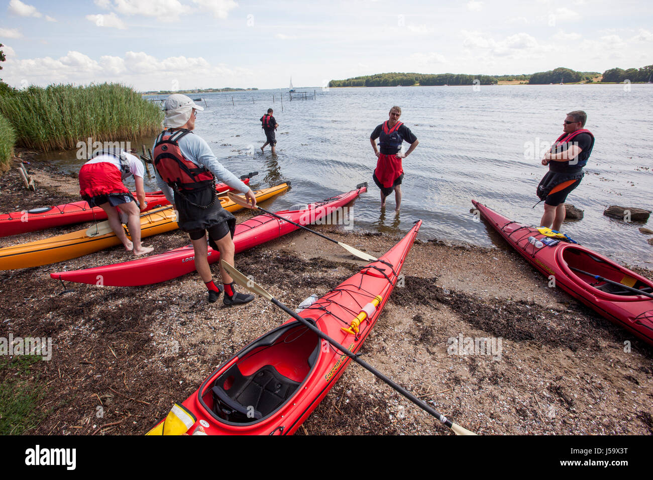 Kanuten machen Sie sich bereit für eine Reise von Paddel, Dänemark. Stockfoto