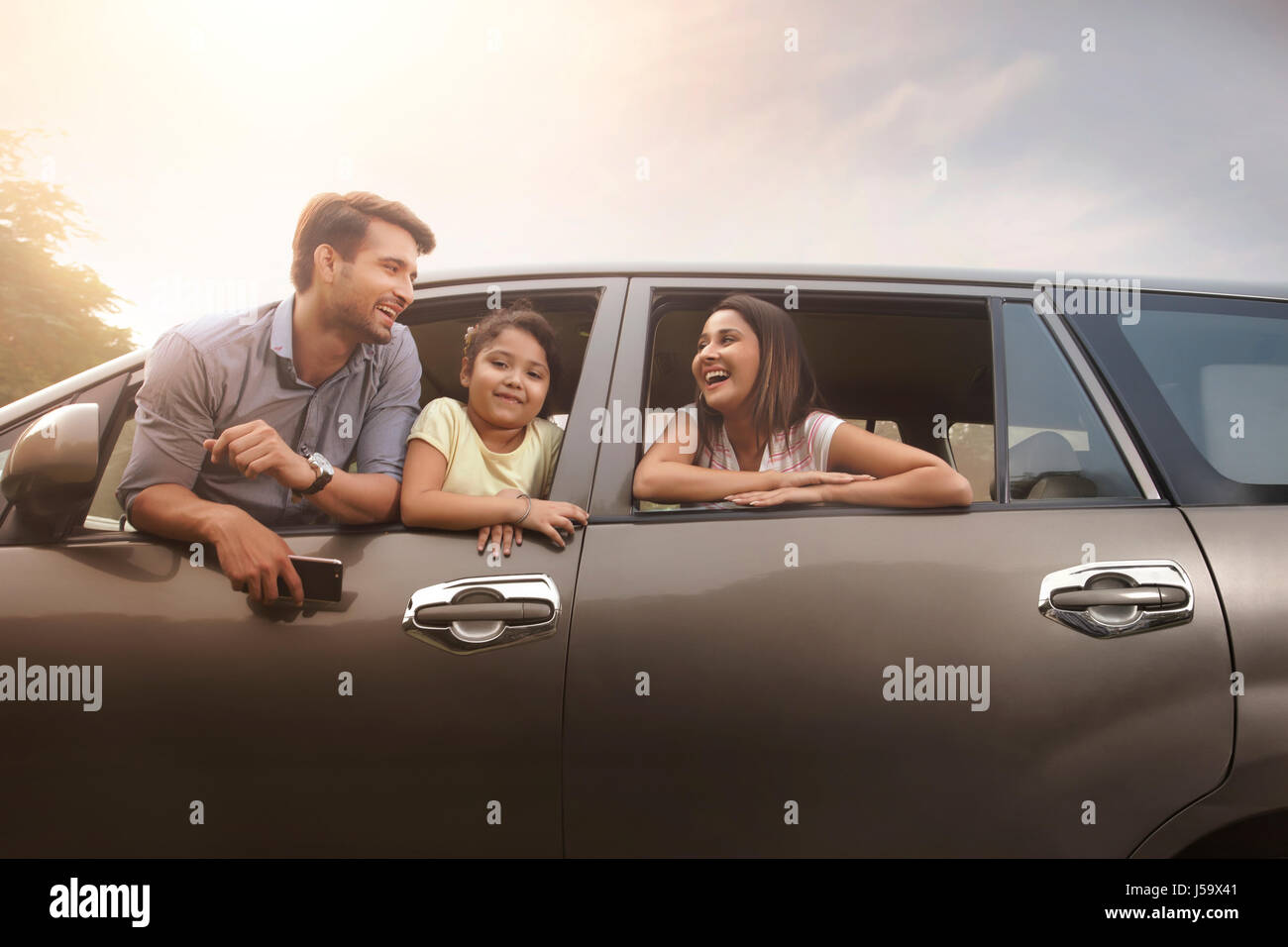 Familie sucht aus Autofenster während ihrer Exkursion Stockfoto