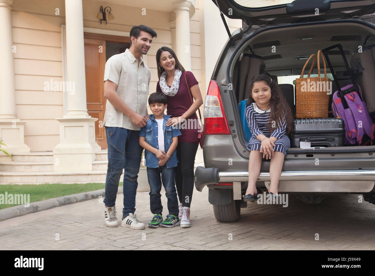Familie stand neben offenen Boot von geparkten Auto in Urlaub fahren Stockfoto