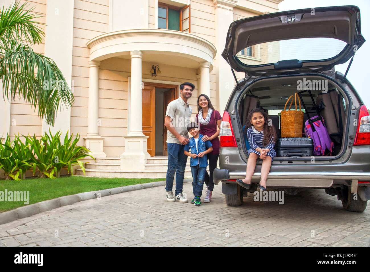 Familie stand neben offenen Boot von geparkten Auto in Urlaub fahren Stockfoto