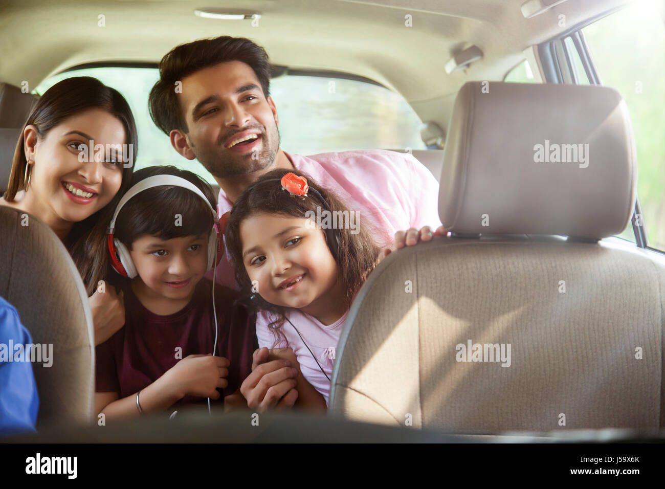 Glückliche Familie zurückzulehnen Sitz der Blick aus dem Autofenster Stockfoto