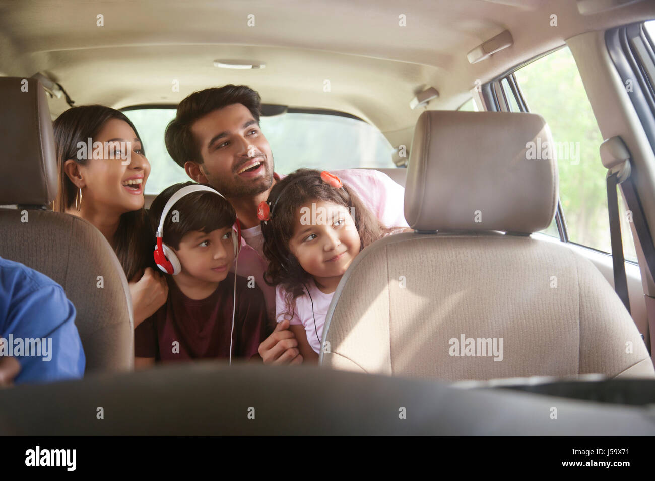 Glückliche Familie zurückzulehnen Sitz der Blick aus dem Autofenster Stockfoto