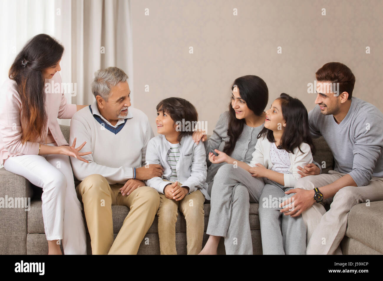 Glückliche mehr-Generationen-Familie Zusammensitzen auf sofa Stockfoto