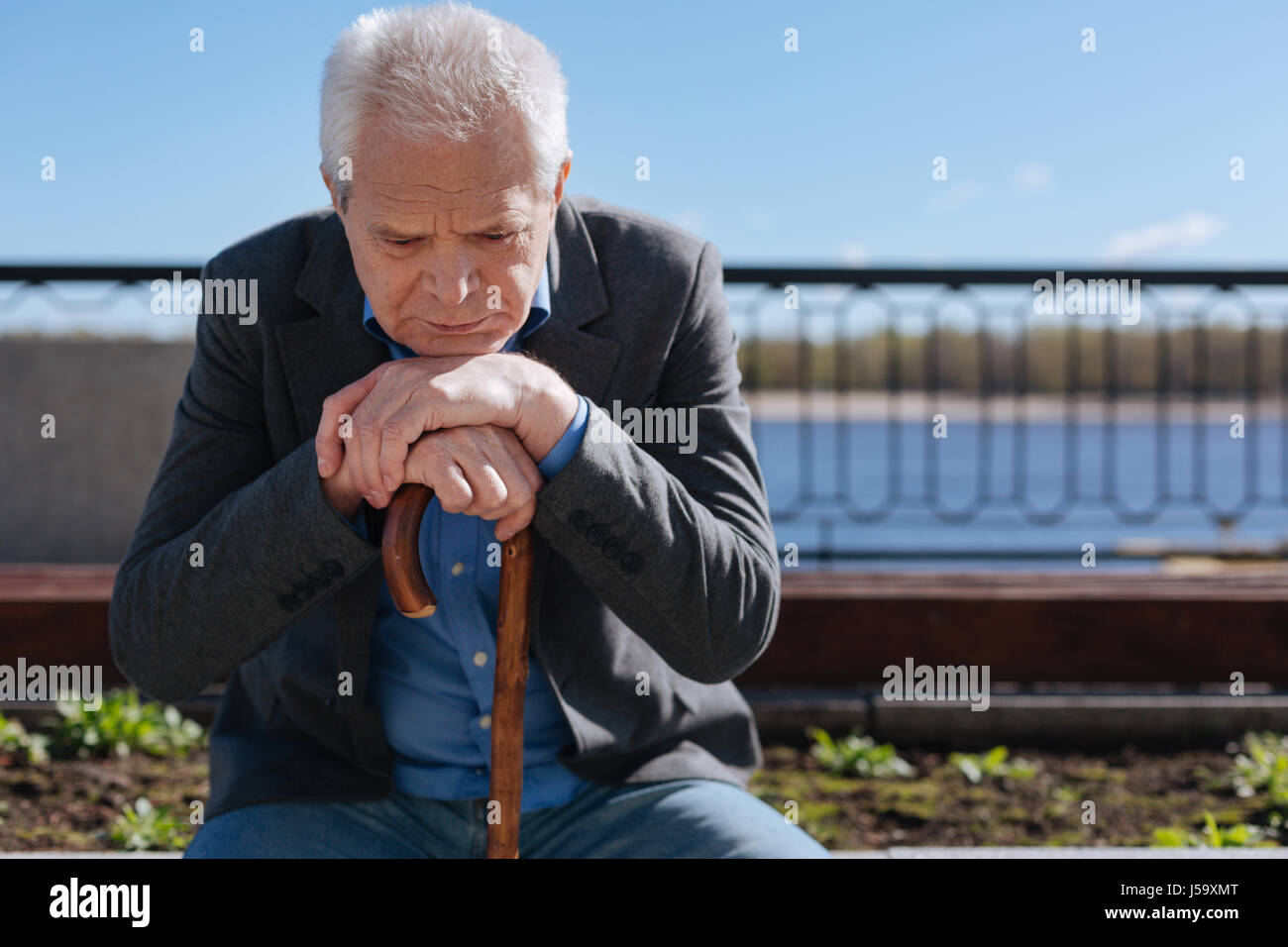 Alter Mann Gedanken über sein Leben in der Natur Stockfoto