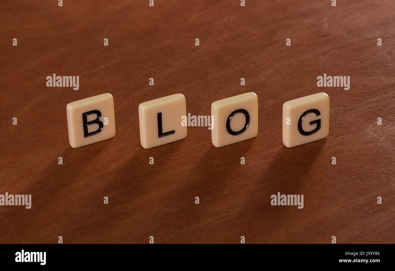 Persönliche Blog-Überschrift. Social-Networking-Konzept. Elfenbein Fliesen mit Großbuchstaben auf Mahagoni Brett. Stockfoto