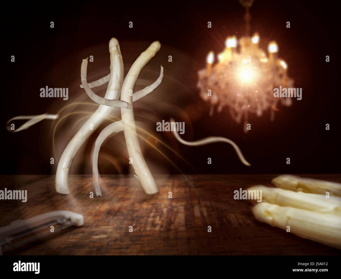 Spargel-Tänze beim Peeling auf dem Küchentisch Stockfoto