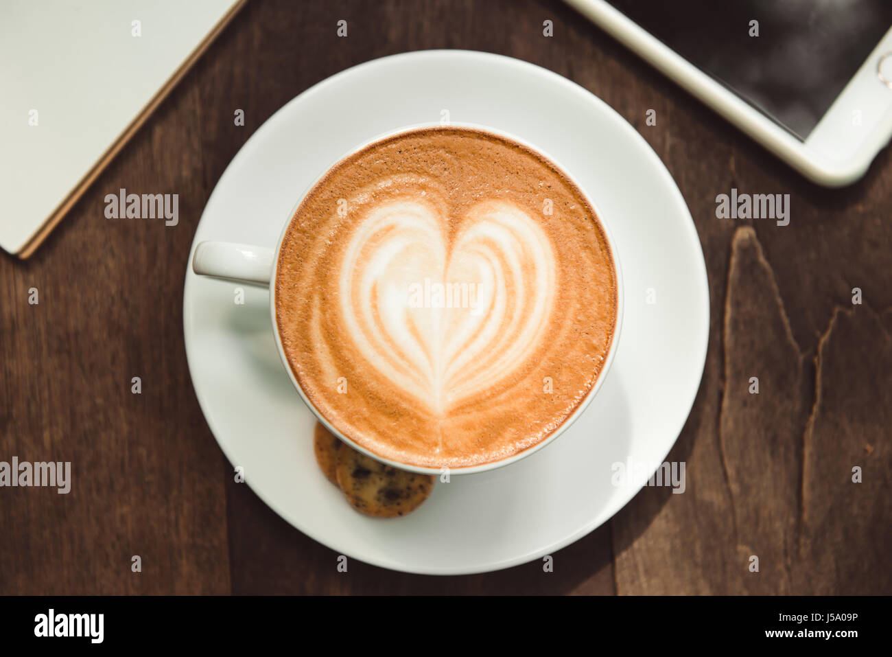 Draufsicht Latte Art Kaffee auf Holztisch. Stockfoto