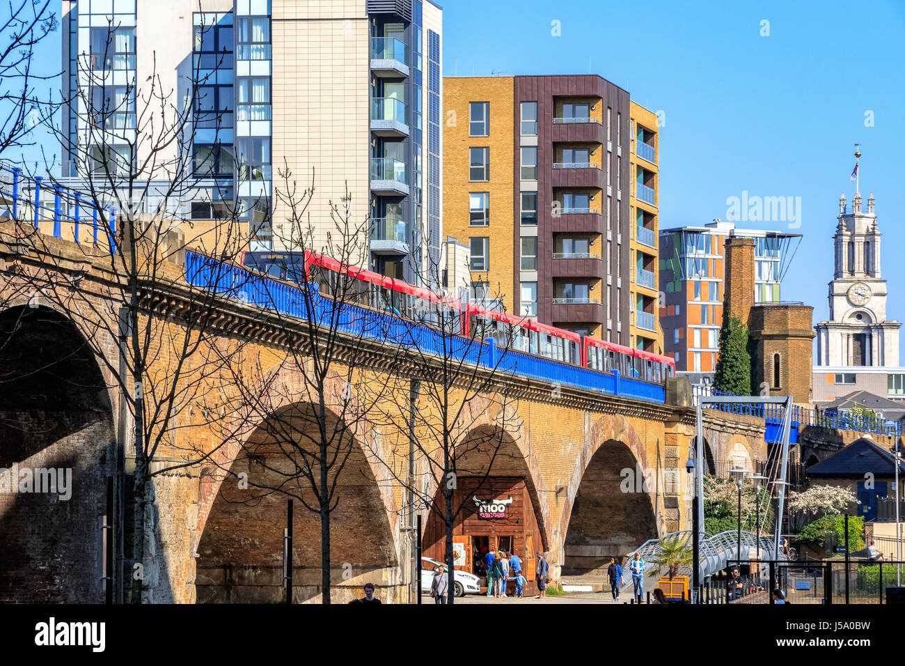 London, UK - 8. April 2017 - Limehouse Viadukt mit einem Docklands Light Railway Zug vorbei Stockfoto