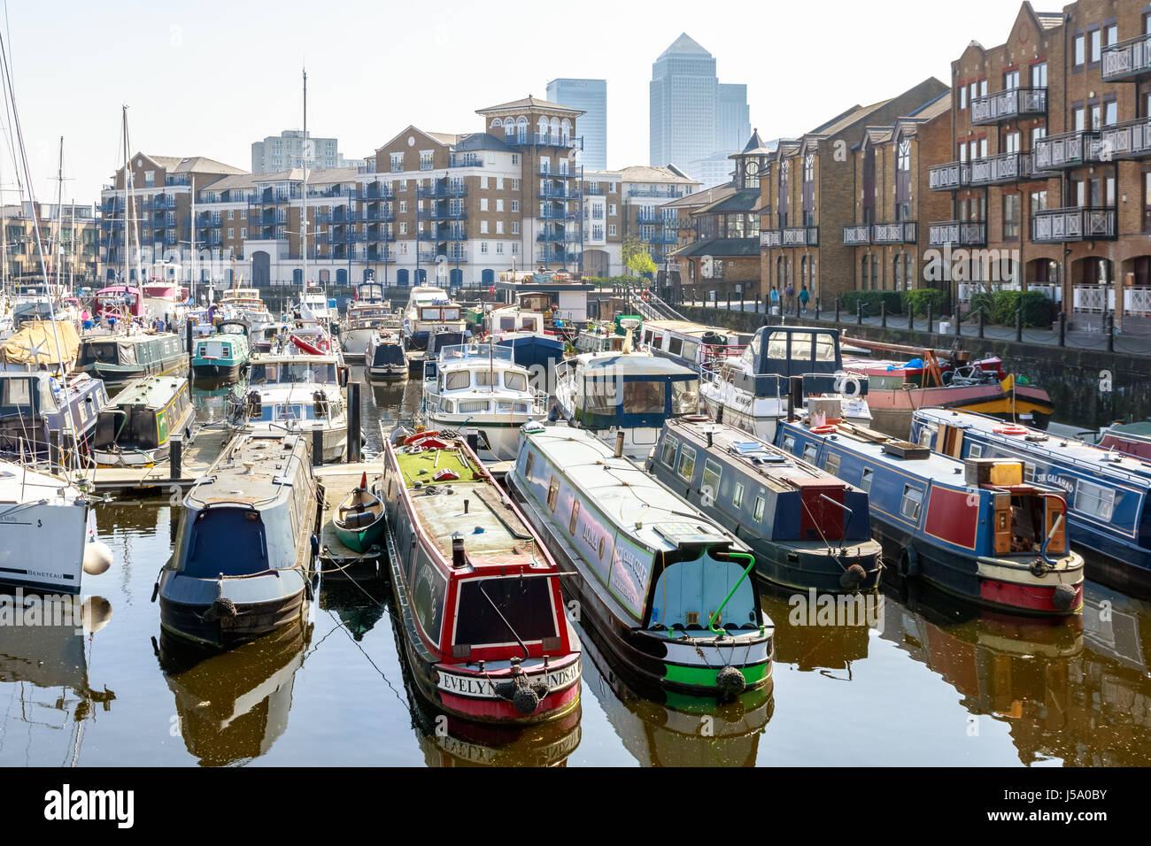 London, UK - 8. April 2017 - Boote und Yachten vor Anker in Limehouse Basin Marina mit Canary Wharf im Hintergrund Stockfoto