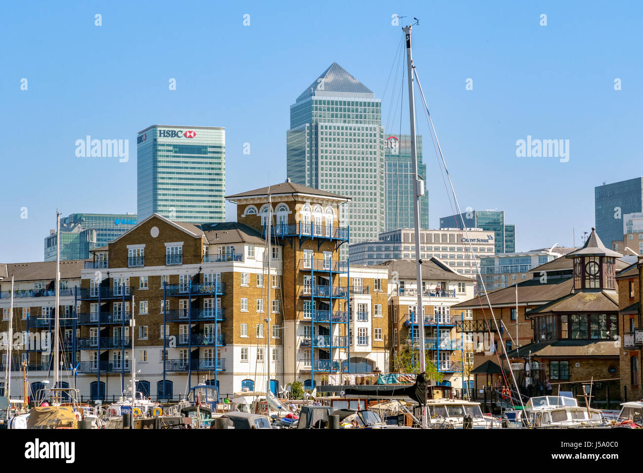London, UK - 8. April 2017 - Canary Wharf von Limehouse Bassin gesehen Stockfoto