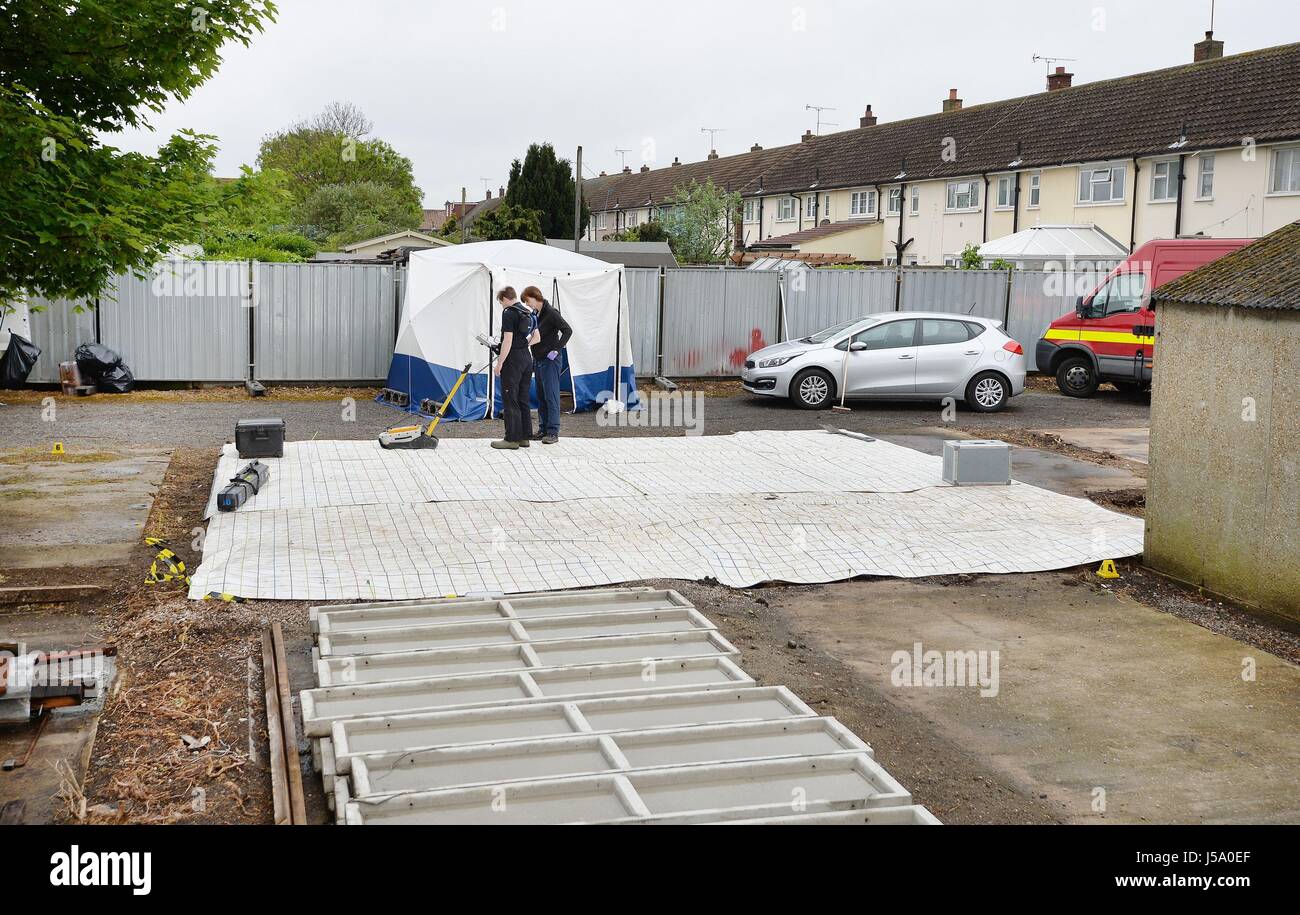 Polizei verwenden ein Bodenradar suchen sie Garagen zwischen Goddard Straße und Crammavill Straße in Stifford Clays, Thurrock, wo sie den Körper von Schulmädchen Danielle Jones suchen, die im Jahr 2001 vermisst. Stockfoto