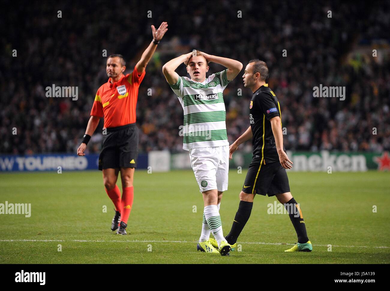 JAMES FORREST nach beinahe-Unfall GLASGOW CELTIC V BARCELONA CELTIC PARK GLASGOW Schottland 1. Oktober 2013 Stockfoto