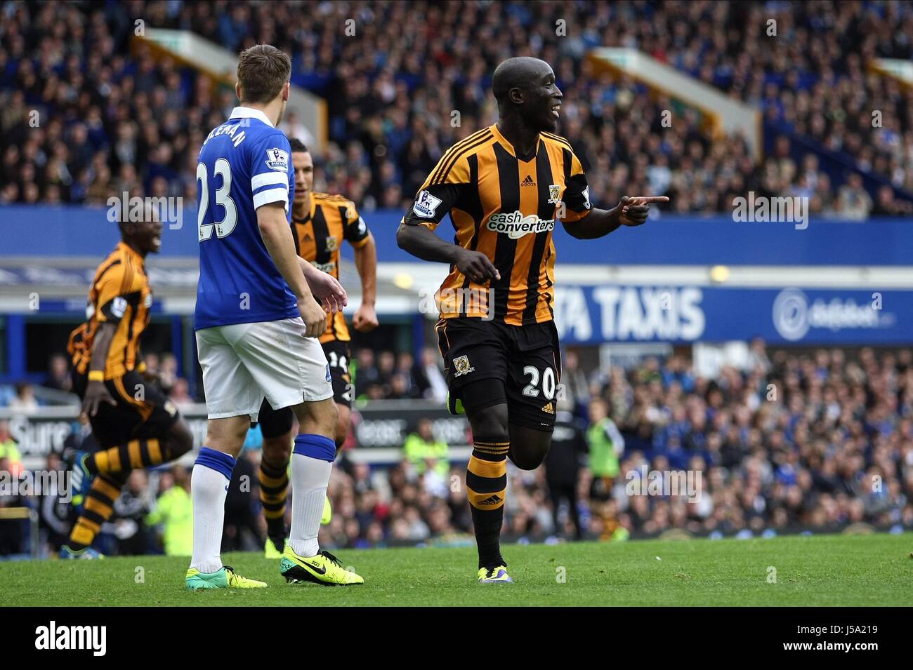 YANNICK SAGBO feiert EVERTON V HULL CITY GOODISON PARK LIVERPOOL ENGLAND 19. Oktober 2013 Stockfoto