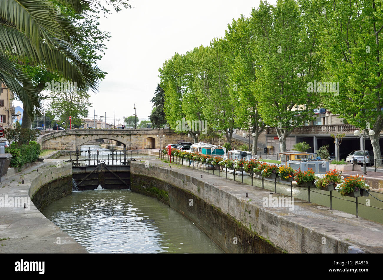 Die Sperre wird auf dem Canal De La Robine in der alten französischen Stadt Narbonne verwendet. Es ist der dritte Abschnitt des Ortsverbandes La Nouvelle. Stockfoto