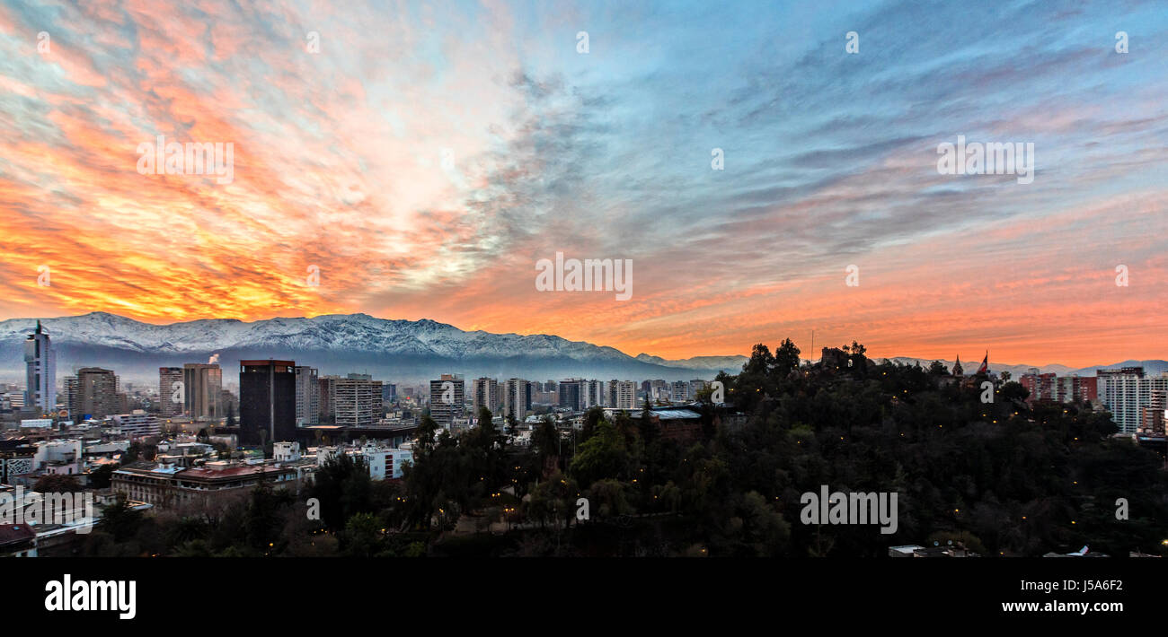 Die Stadt Santiago, Chile am Sonnenaufgang direkt nach einer frischen Schneesturm in den Bergen fotografiert. Stockfoto