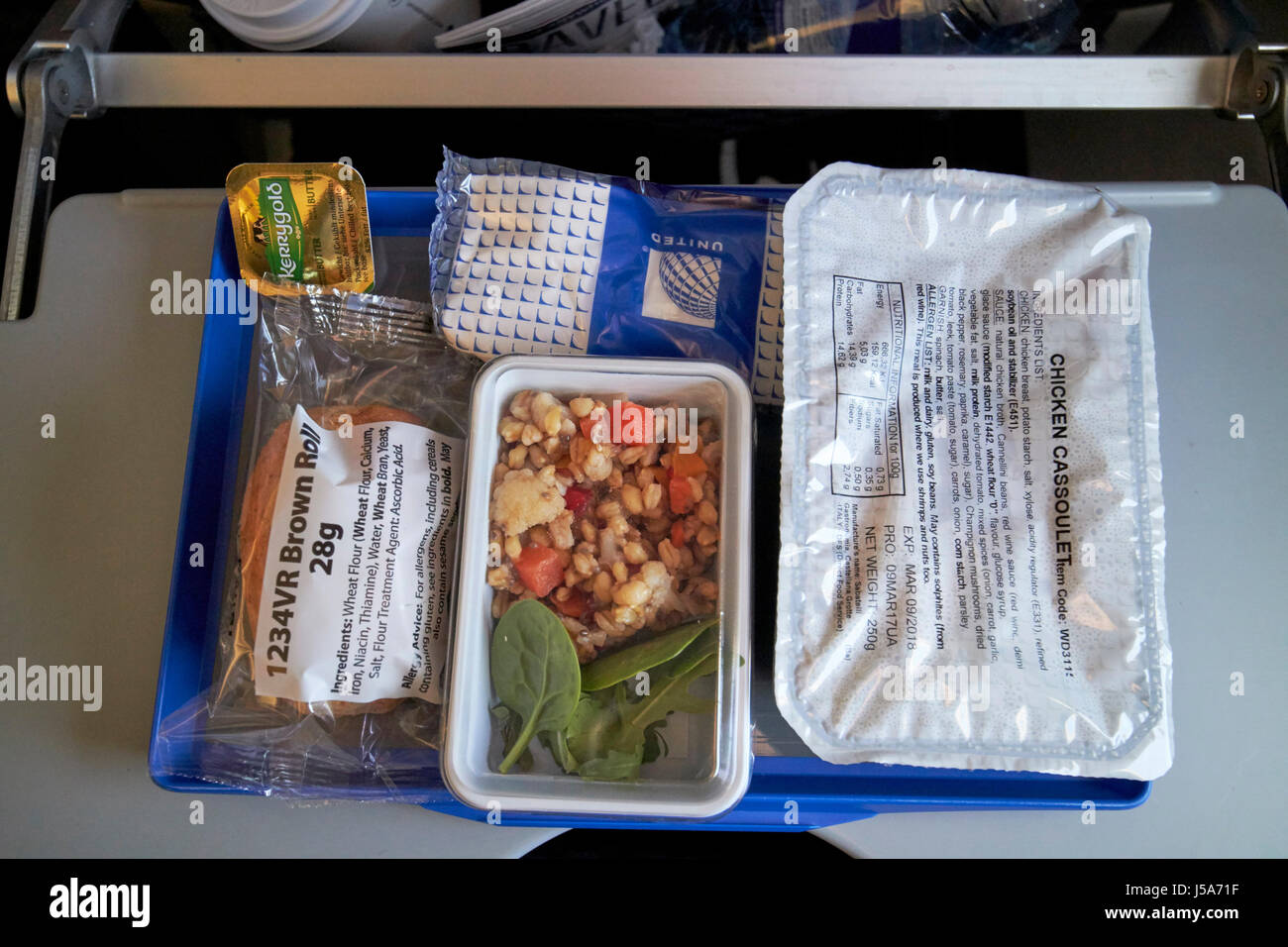 Huhn "Cassoulet" im Flug Mahlzeit an Bord united Airlines Flug aus Europa Stockfoto