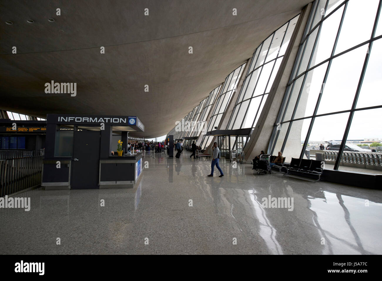 Haupt-Terminal Gebäude Fahrleitung Decke innen Dulles internationalen Flughafen Washington DC USA Stockfoto