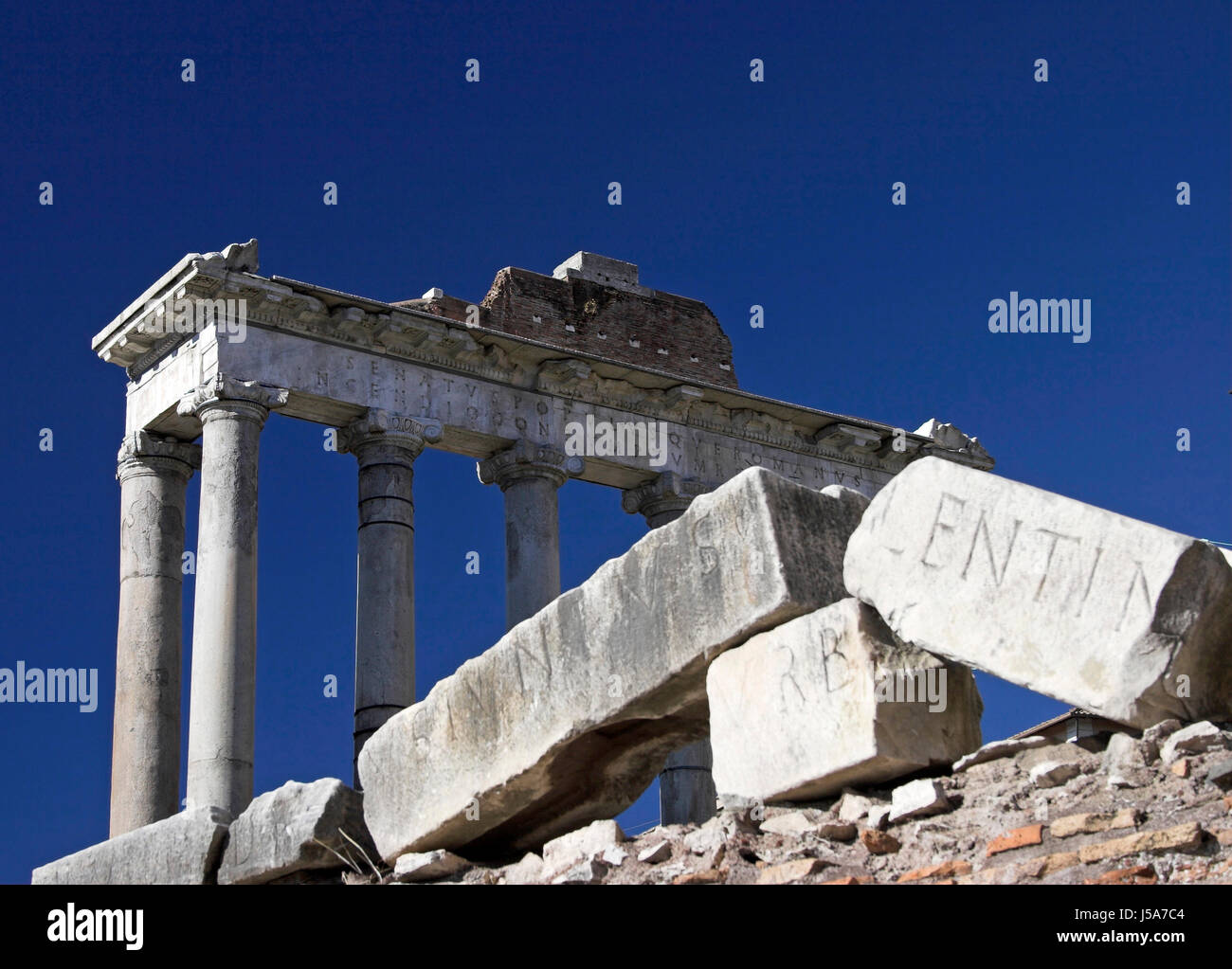 historische Tempel Stein Antik Säulen Rom Roma Säule Ruine antike Ruinen Stockfoto
