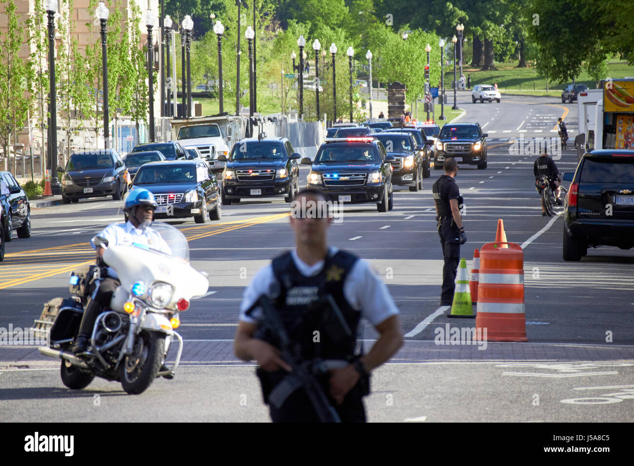 Präsident Trump Kräfteverschiebungen Autokolonne fährt hinunter 15th Street nähert sich das Weiße Haus in Washington DC USA Stockfoto